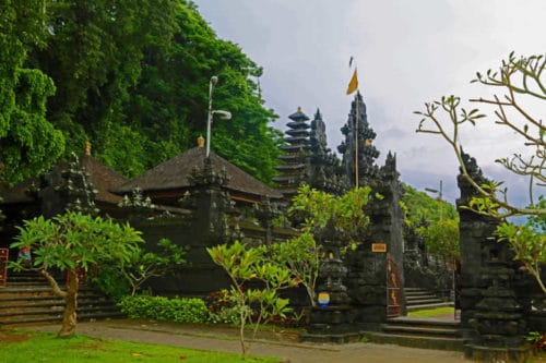 Creepy yet cool visit to the Bat Cave Temple Bali {Video} - Tammilee Tips