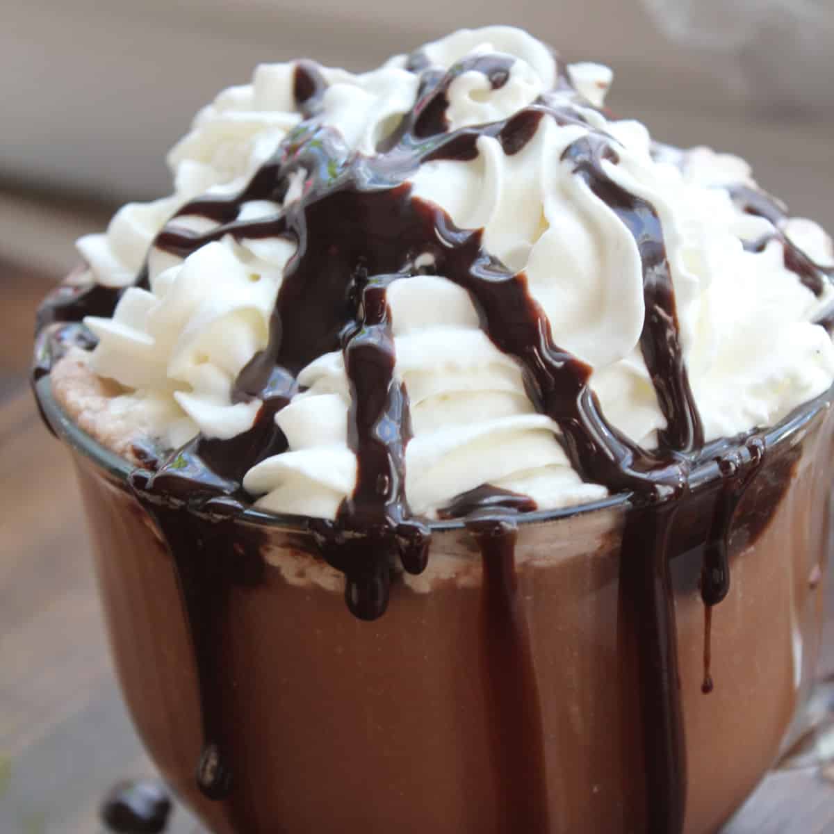 https://www.tammileetips.com/wp-content/uploads/2018/12/Crock-Pot-Hot-Chocolate-Easy-Recipe.jpg