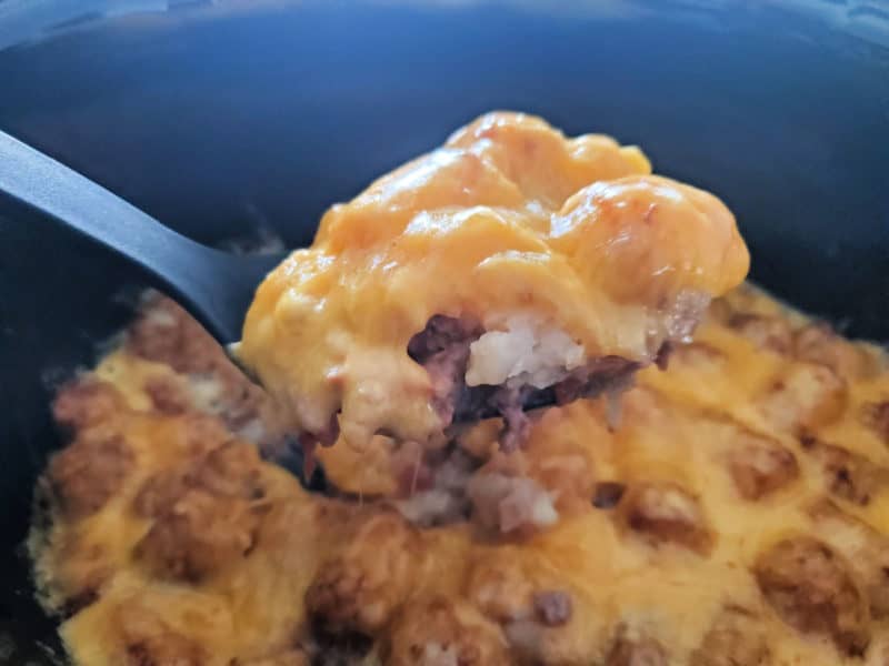 https://www.tammileetips.com/wp-content/uploads/2020/03/Slow-Cooker-Tater-Tot-Casserole-with-Ground-Beef-800x600.jpg